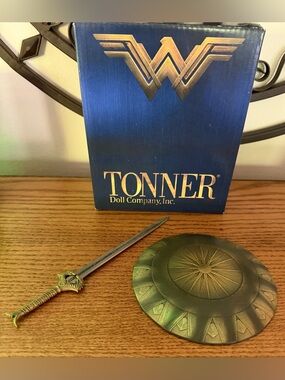Tonner Doll Wonder Woman Accessory Set Metal Shield Sword DC Comics Superhero